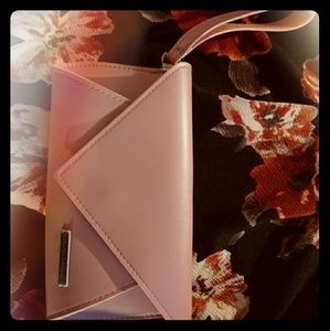 Jantaminiau blush wristlet